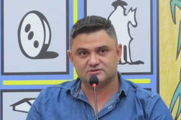 Jhony do Depósito pede manutenção e limpeza de campo de futebol no bairro Bom Jardim