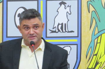 Jhony do Depósito pede melhorias na instalação elétrica  do poste próximo a escolas municipais