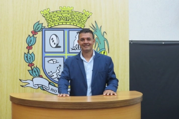 Rosildo solicita placa de sinalização de alerta sobre caminhões nas proximidades da Caninha da Roça