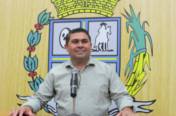 Nivaldo solicita a reforma dos banheiros do Velório Municipal