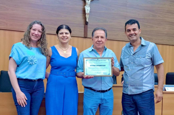 Moção de Congratulações e Aplausos ao Defavari Supermercado é entregue pela Câmara Municipal.