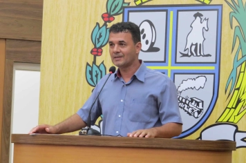 Rosildo indica iluminação da quadra e reparo em sarjeta no bairro Luiz Massud Coury  