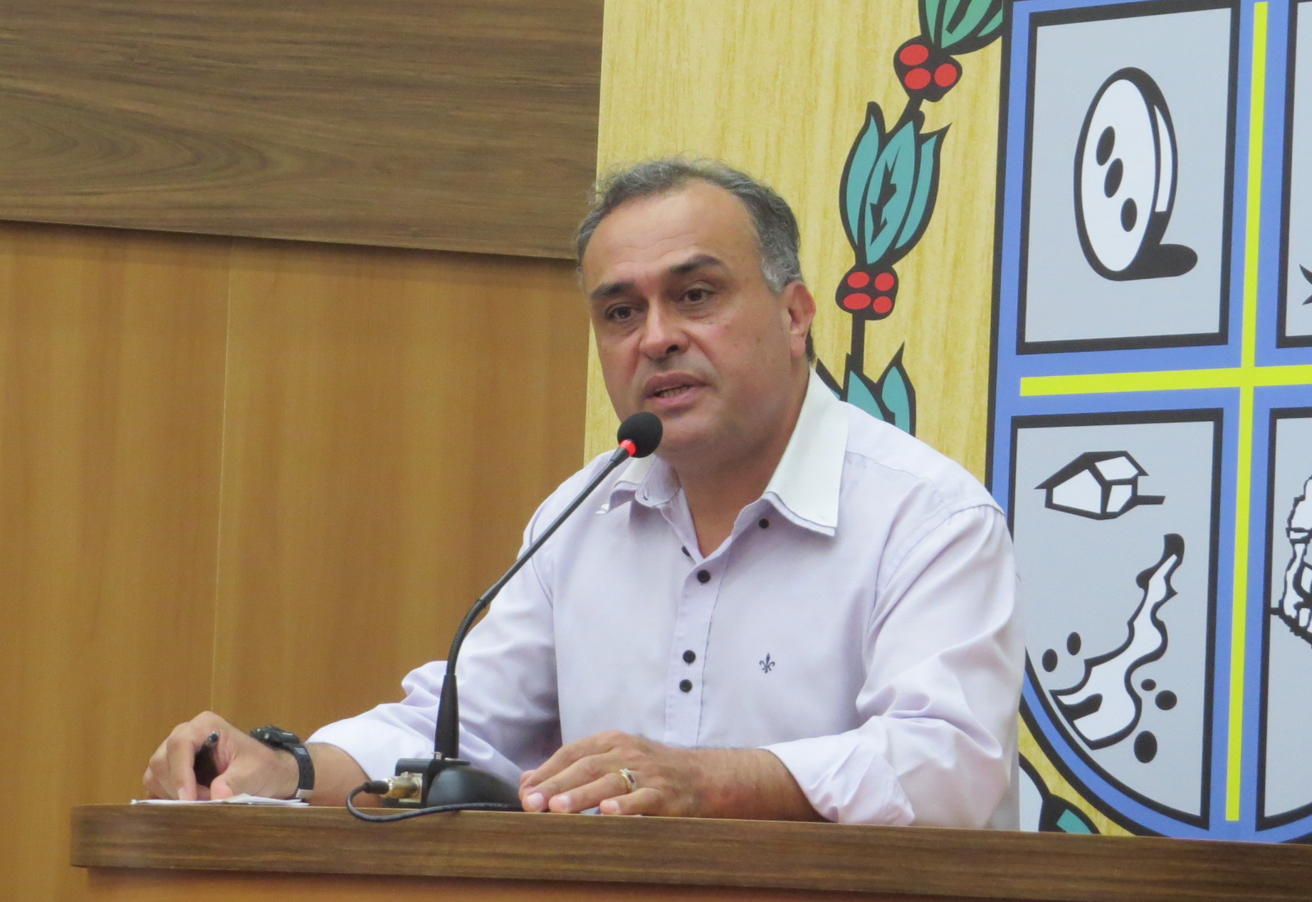 Presidente da Câmara cobra presença e questiona frequência de assessores de vereadores