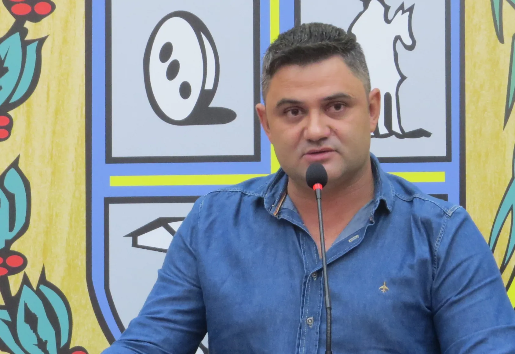 Jhony do Depósito pede manutenção em brinquedos do parquinho da Área de lazer Genatti Soave 