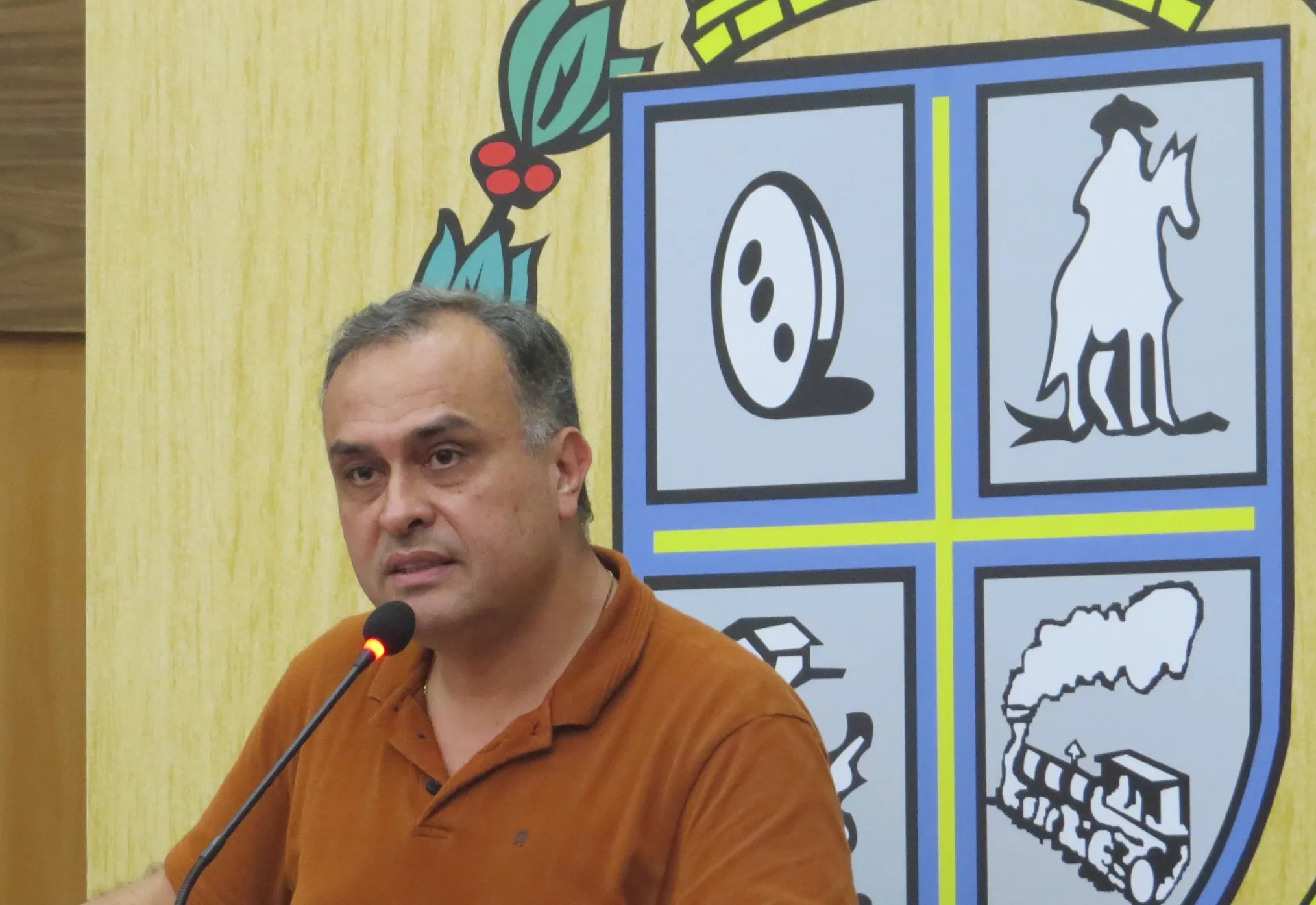 Vereador Pastor Emerson Vieira responde a Jornal Tabloide na Tribuna Livre da 35ª sessão da Câmara Municipal