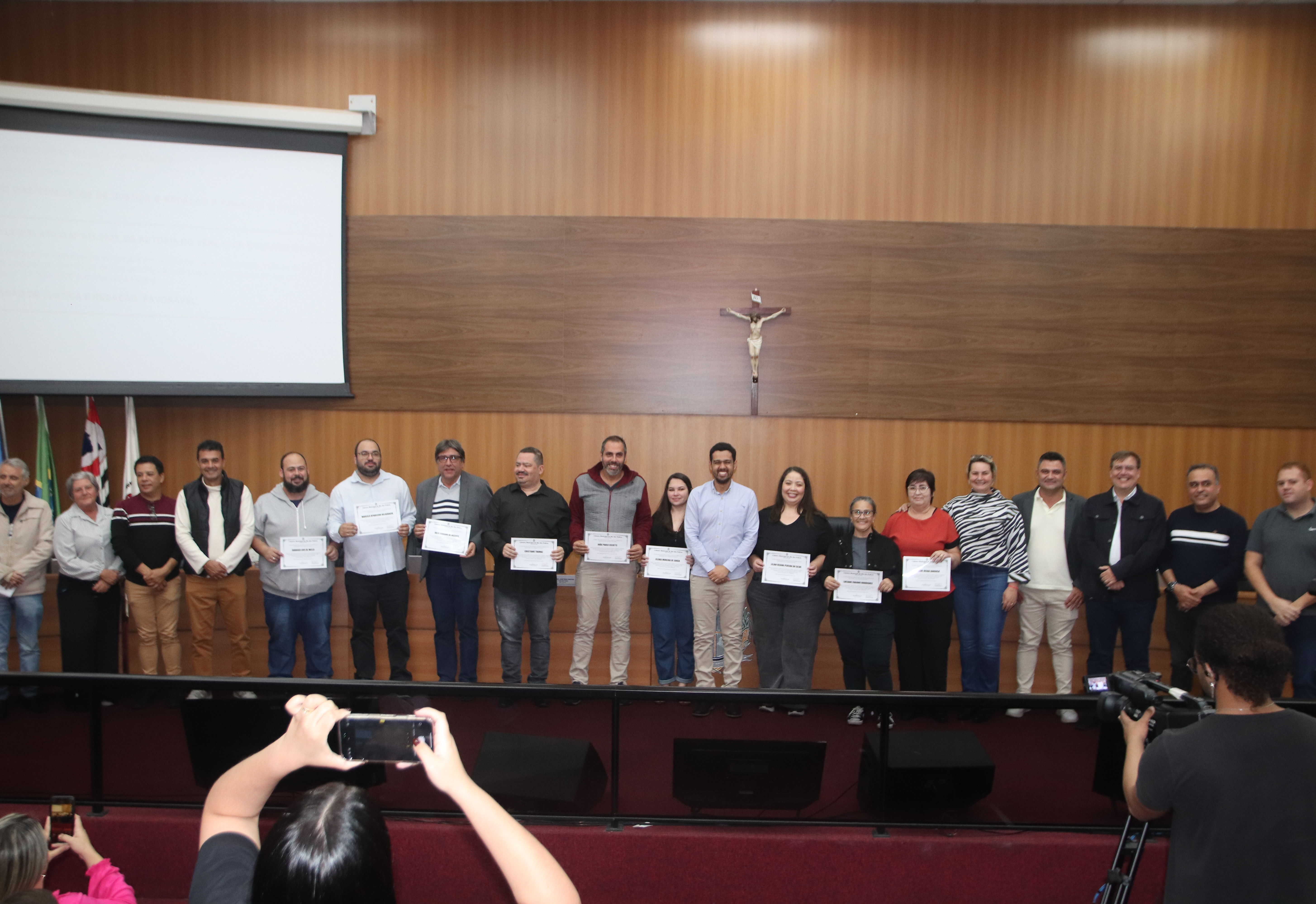 Funcionários do Setor de Combate Epidemiológico de Rio das Pedras recebem moção de congratulações na Câmara Municipal