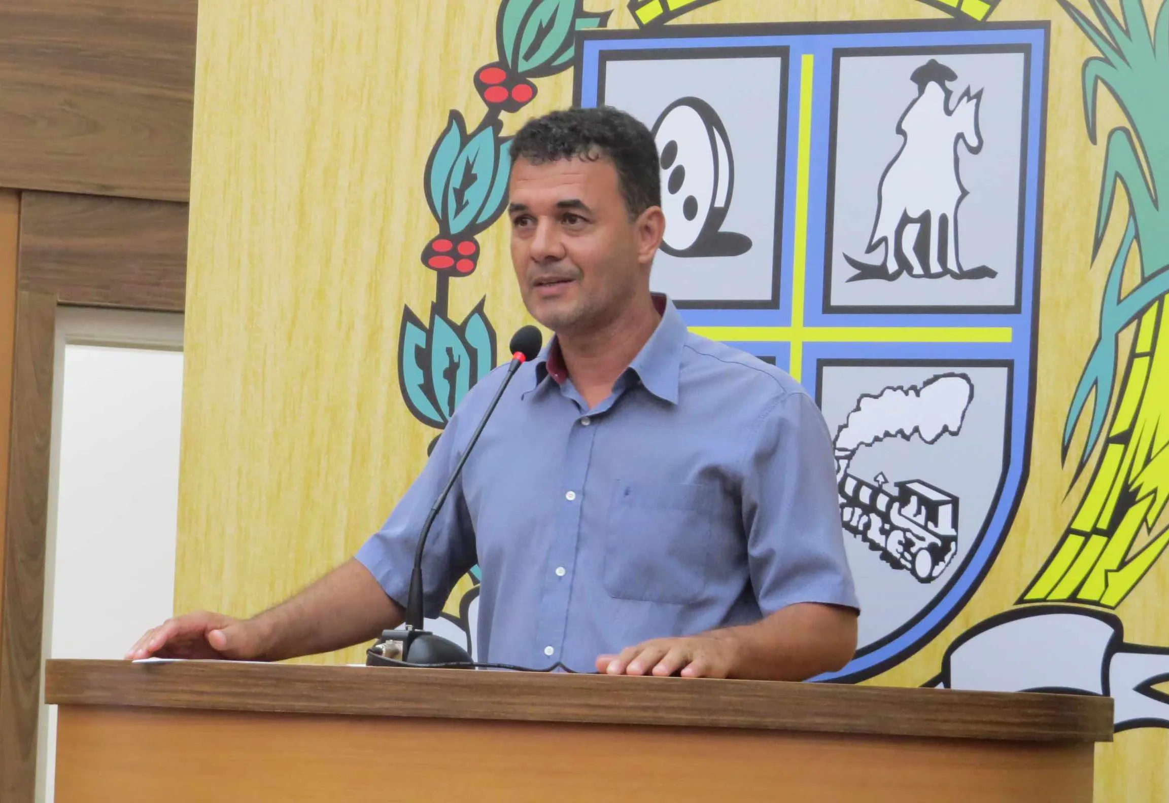 Rosildo pede vistoria para erosão em calçada da Rua Antônio Andrada no bairro Cambará