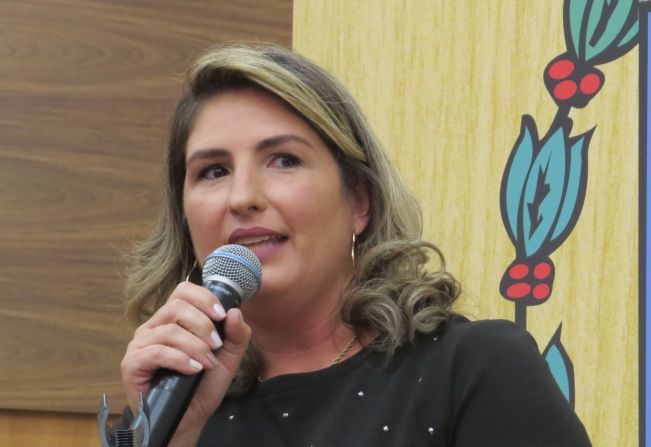 Vereadora Vanessa participa da 15a Sessão da Câmara e apresenta três indicações