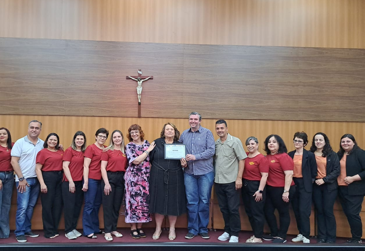 Câmara Municipal entrega Moção de Congratulações e Aplausos  à Loja Roché