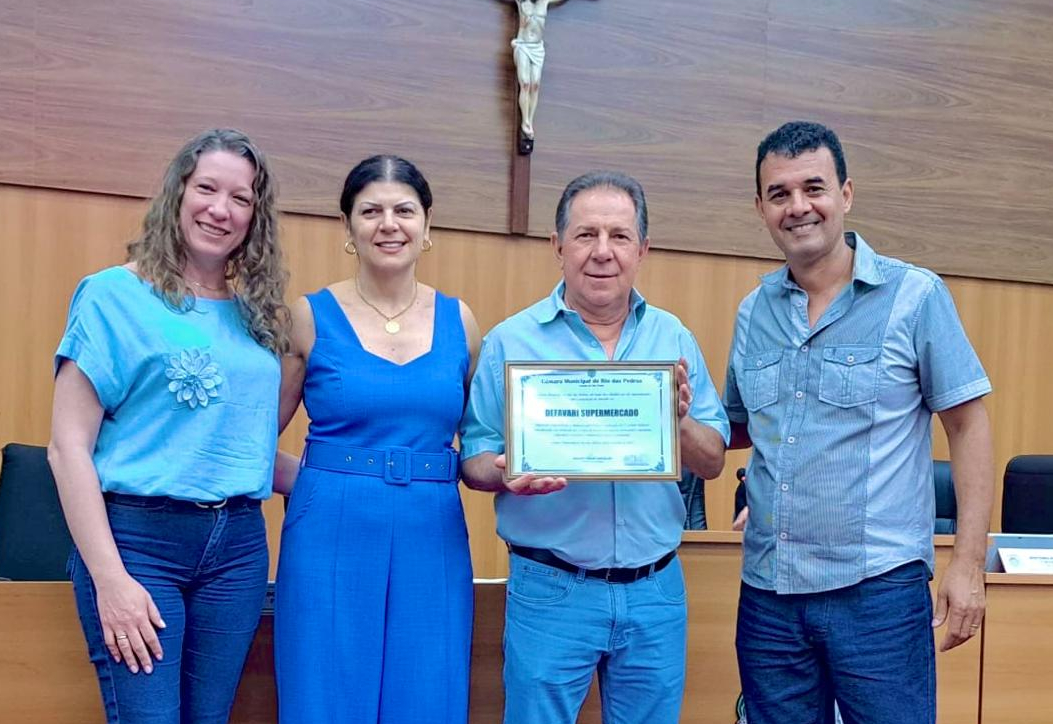 Moção de Congratulações e Aplausos ao Defavari Supermercado é entregue pela Câmara Municipal.