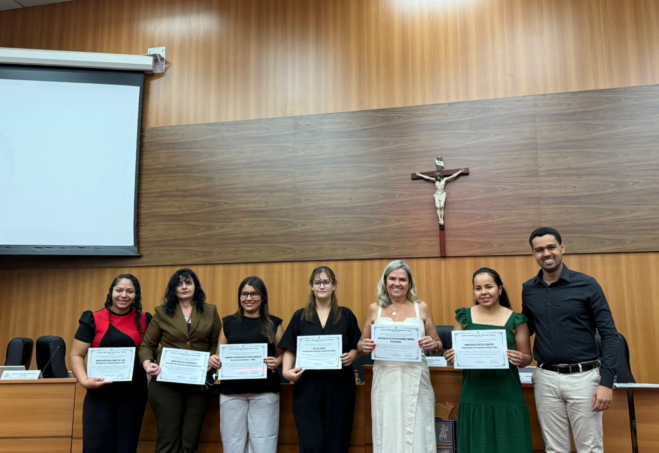Câmara entrega Moção de Congratulações e Aplausos ao Centro de Referência de Assistência Social e à sua equipe 